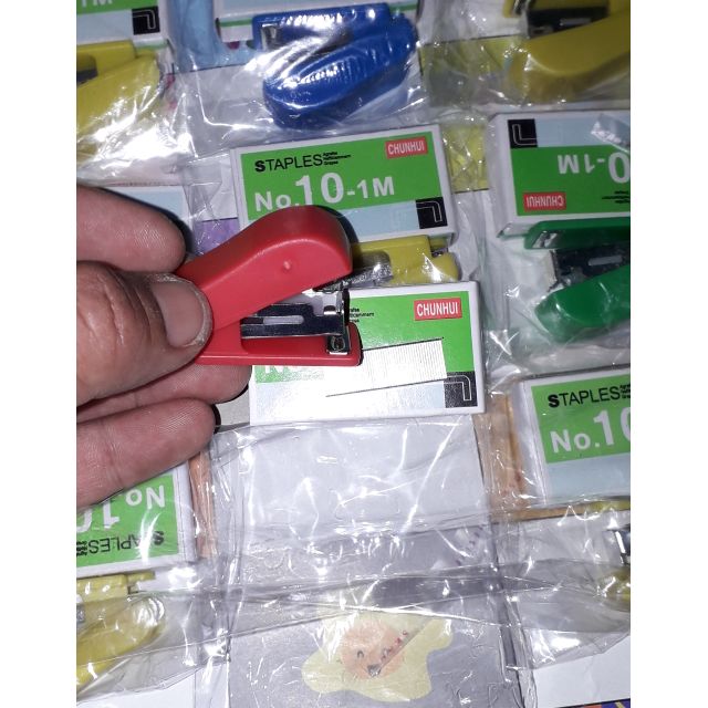 Một chiếc ghim bấm mini bằng nhựa rất đẹp cho bé