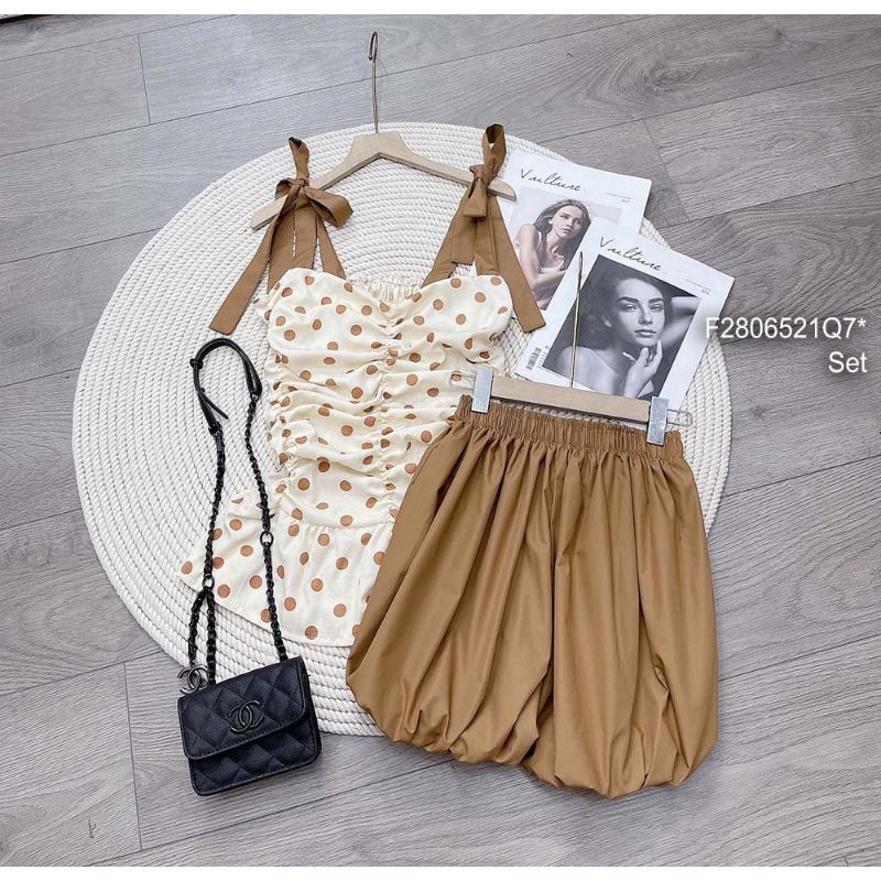 Set áo chấm bi nhún 2 dây thắt nơ vai phối quần short bí phồng 2806