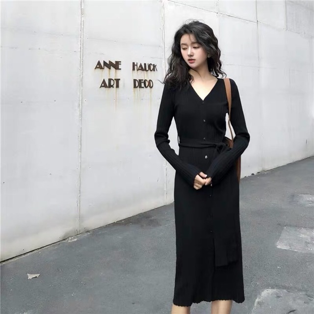 Váy len dáng dài cổ V kết nút màu đen kem tay dài xẻ tà mang đi làm, đi chơi mùa đông