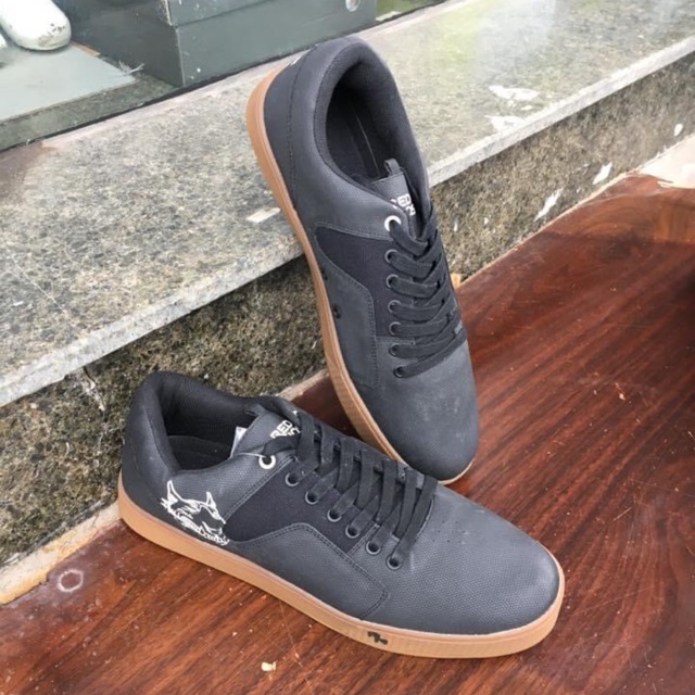 Giày Rednose đen đế nâu