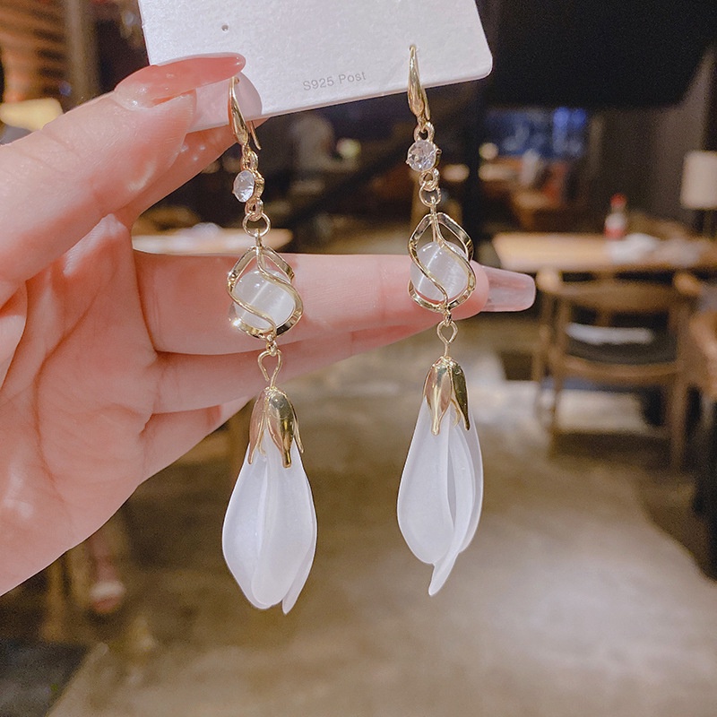 Đôi Khuyên Tai Hình Cánh Hoa Màu Trắng Đính Đá Opal Phong Cách Hàn Quốc