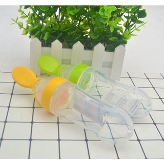 Bình tập ăn dặm silicone cho bé.
