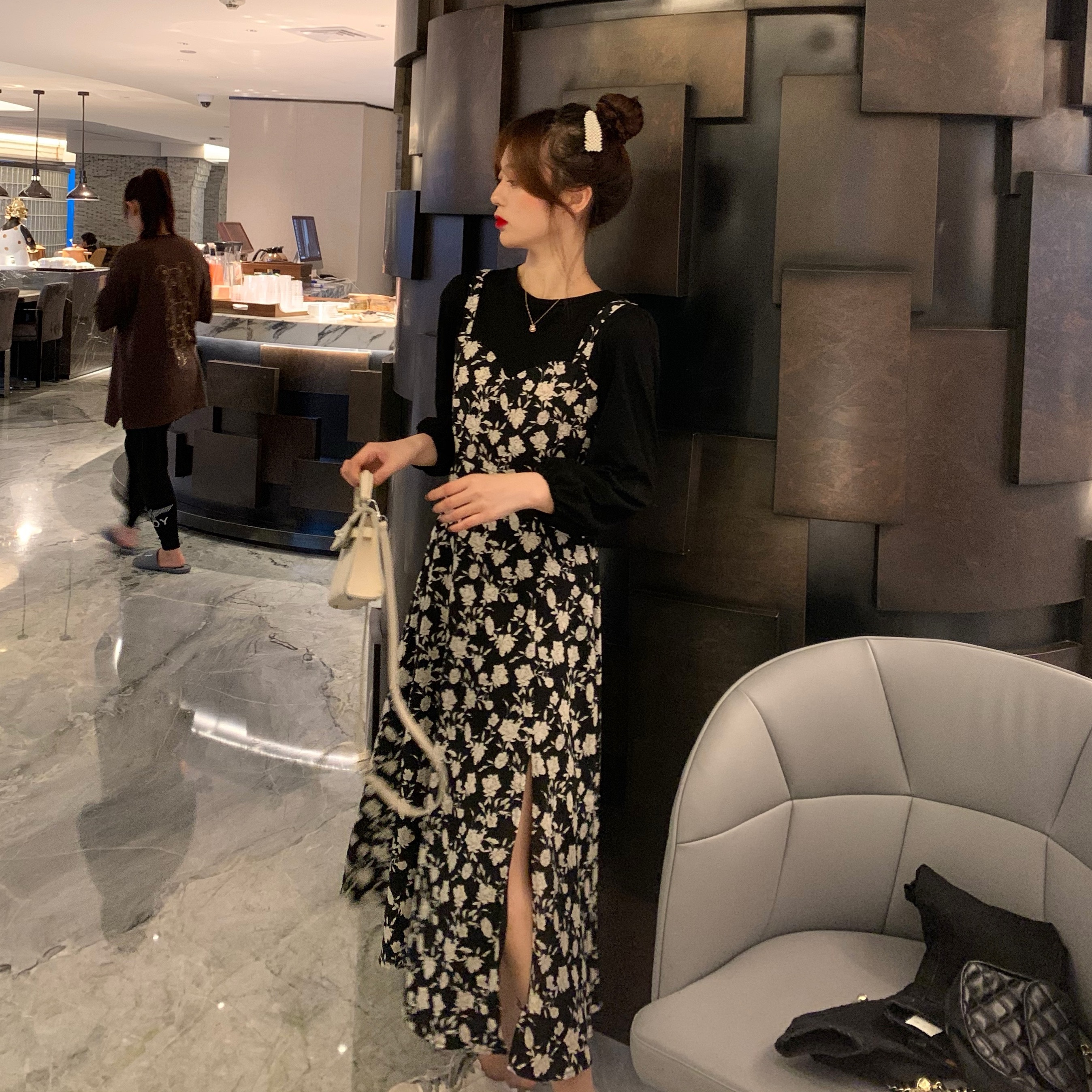 [QUÀ TẶNG LÀ GÓI XẢ VẢI BẠN NHÉ] Đầm nữ dáng rộng phối hoa nhí 2021, Váy hai dây kèm áo dài tay ôm body màu đen cổ tròn | BigBuy360 - bigbuy360.vn