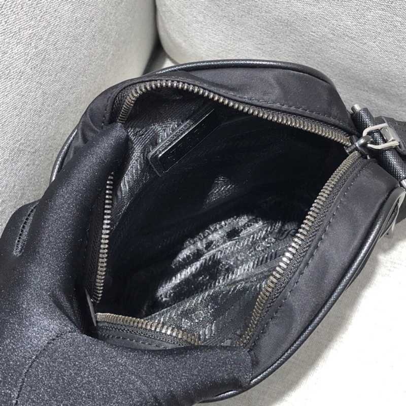 Túi đeo chéo  thời trang cho nam thương hiệu Prada Saffiano cao cấp