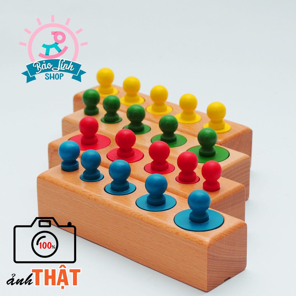 Giáo cụ Montessori 0-3 - Bộ núm trụ mầu - Bản gia đình giúp bé học về màu sắc, phân biệt to nhỏ, cao thấp