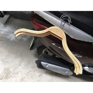 Móc tre nữ 50 chiếc móc gỗ vai đệm nữ treo quần áo shop