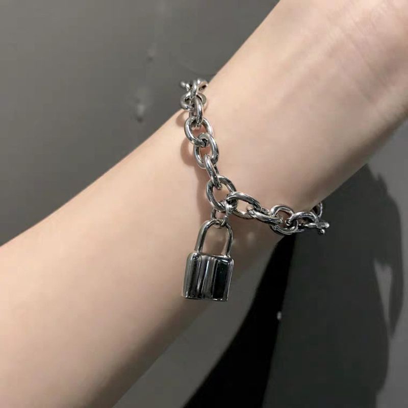 Vòng Tay Kim Loại Dạng Dây Xích