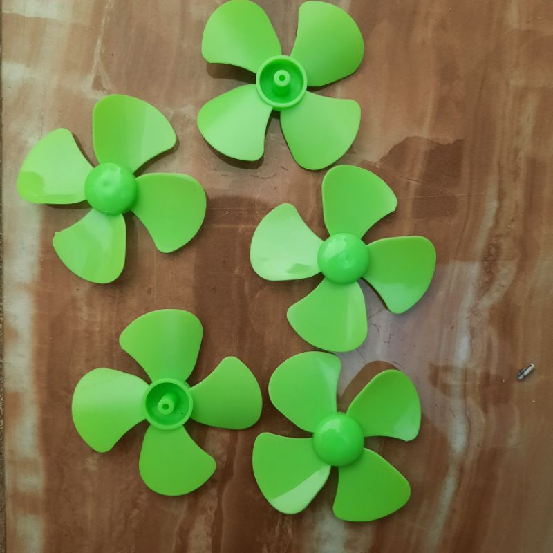 Cánh quạt nhựa mini 4 cánh  cánh 4cm trục 2mm ( 1 cái )