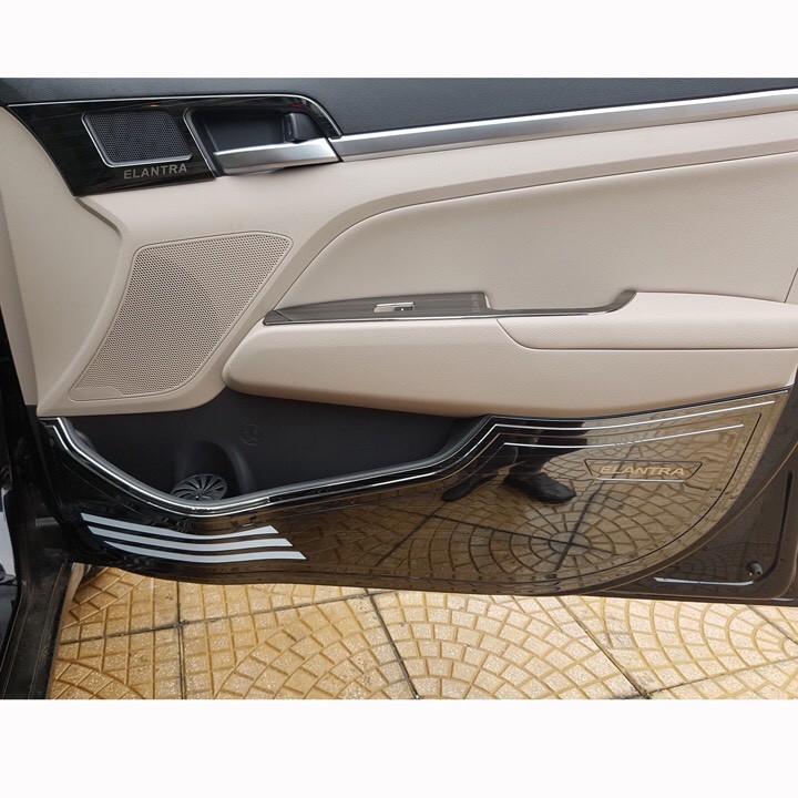 Ốp màng loa và tapli cánh cửa Hyundai Elantra 2016- 2018 mẫu titan cao cấp