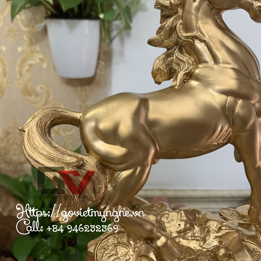 Tượng ngựa phong thủy đứng trên tài lộc vàng bạc trang trí phong thủy bàn làm việc - Dài 24cm x Cao 24cm - Nhũ Đồng