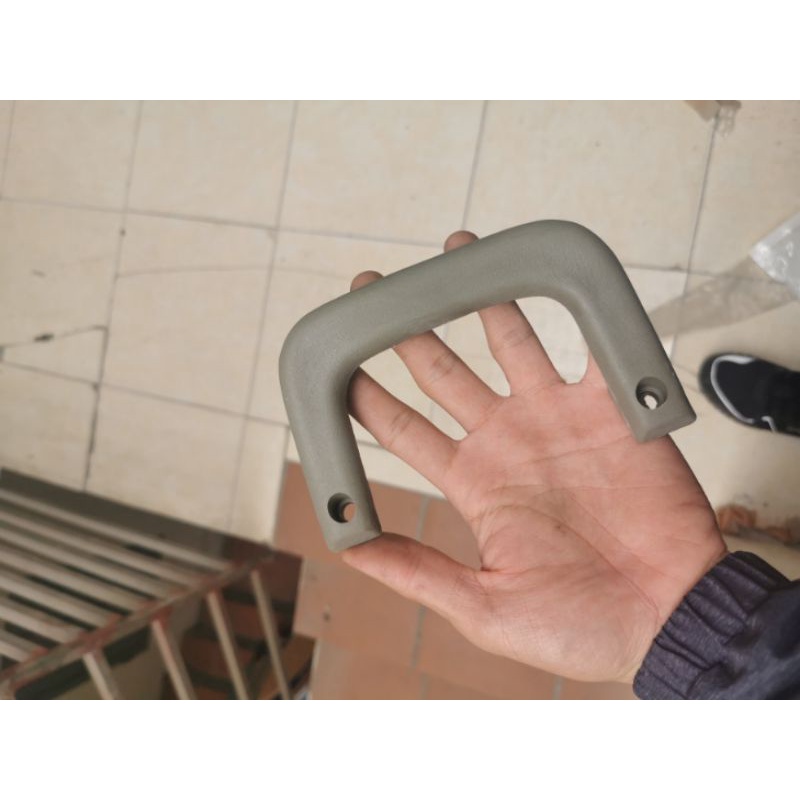 Tay nắm trèo lên cabin xe tải tâm ốc 13cm.