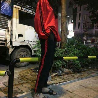 HOT TRENDY - QUẦN 1 LINE ĐEN ĐỎ