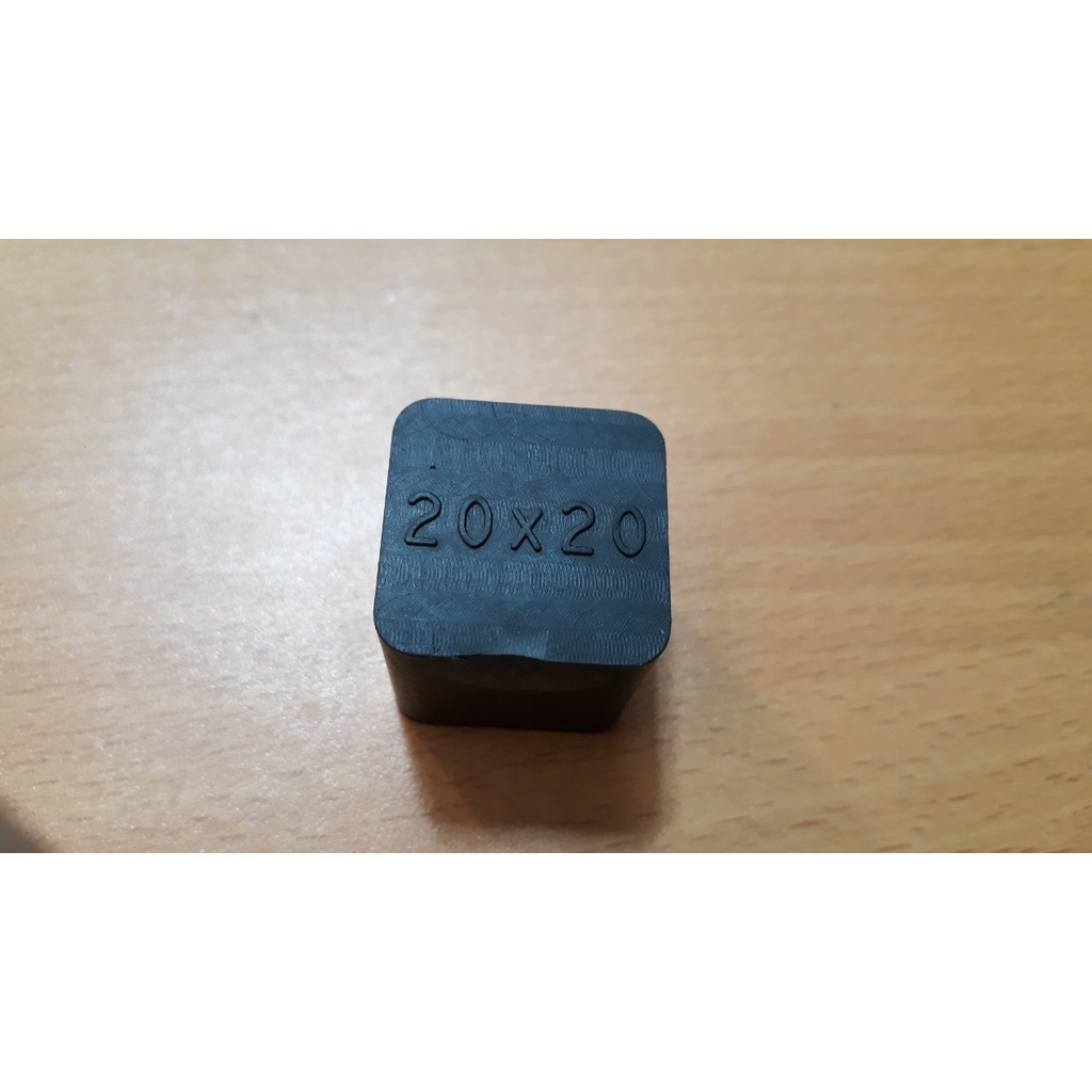 1 cái bọc nhựa caosu bịt ngoài đầu sắt hộp 20*20 chống nước chui vào, ốp bịt chân bàn ghế