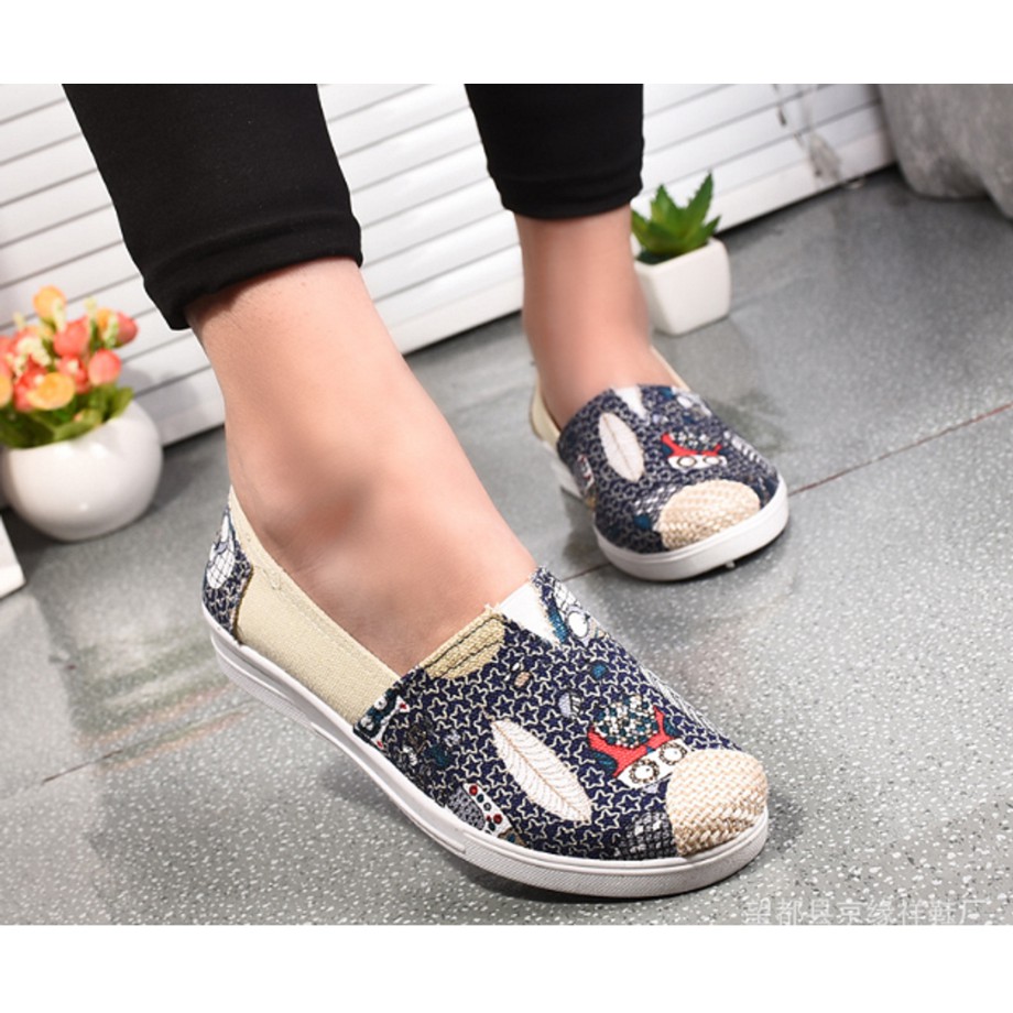 Giày lười Slip On đế mềm họa tiết chiếc lá