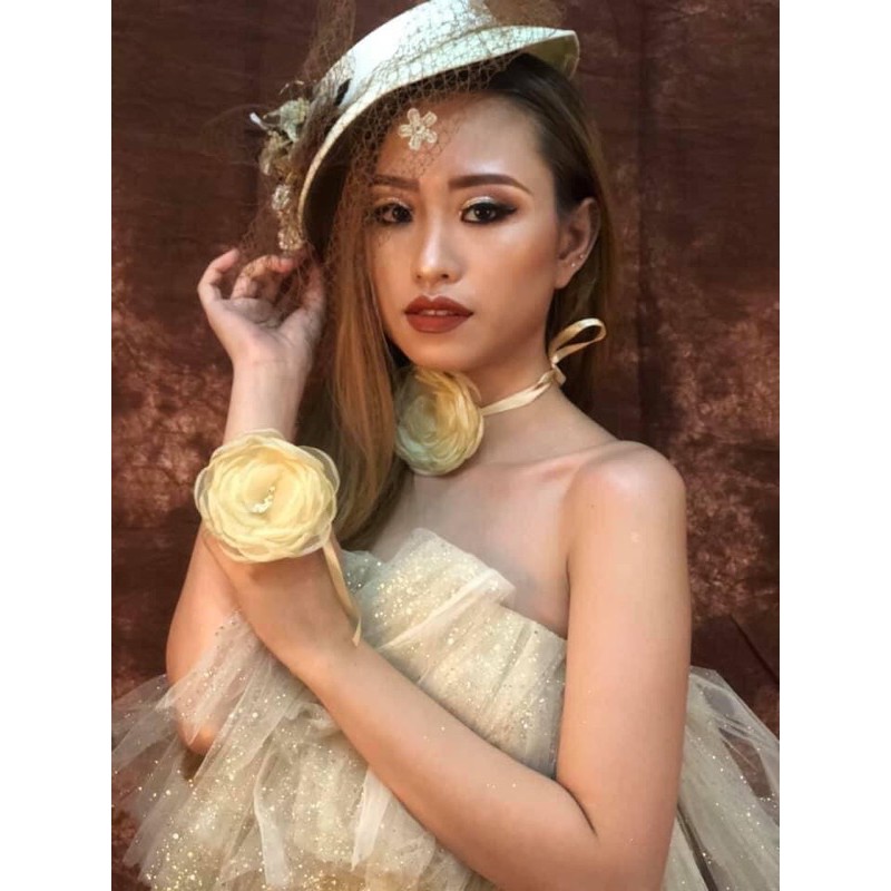 hoa voan đeo cổ