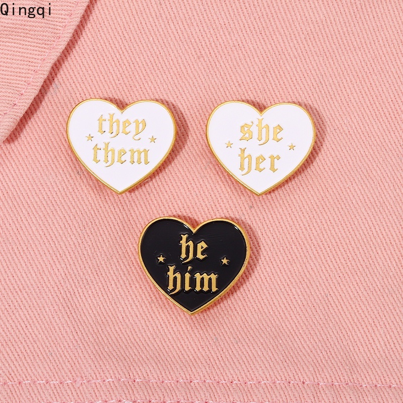 Ghim cài áo Miss Zoe hình trái tim họa tiết chữ he him she her they them