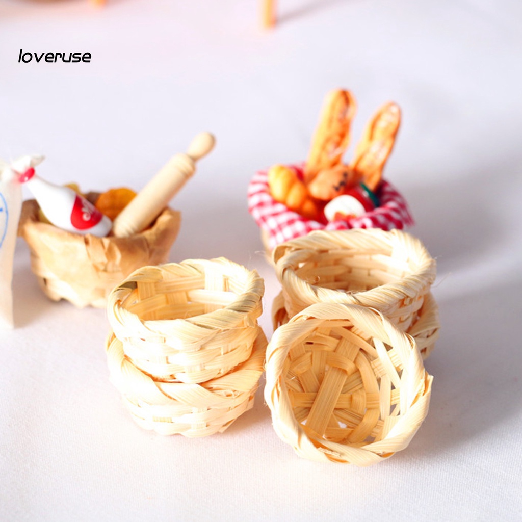 Giỏ tre mini xinh xắn dùng để trang trí nhà búp bê