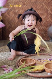 Yếm đào nâu cho bé