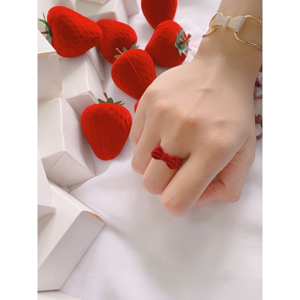 Hộp dâu nhung kèm nhẫn nơ cho bạn gái cực xinh xắn