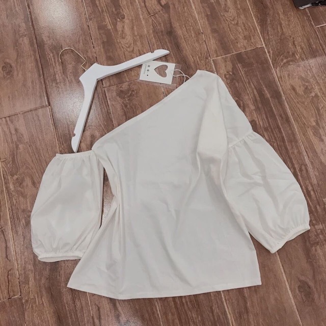 Áo lệch vai trắng tay bo | BigBuy360 - bigbuy360.vn