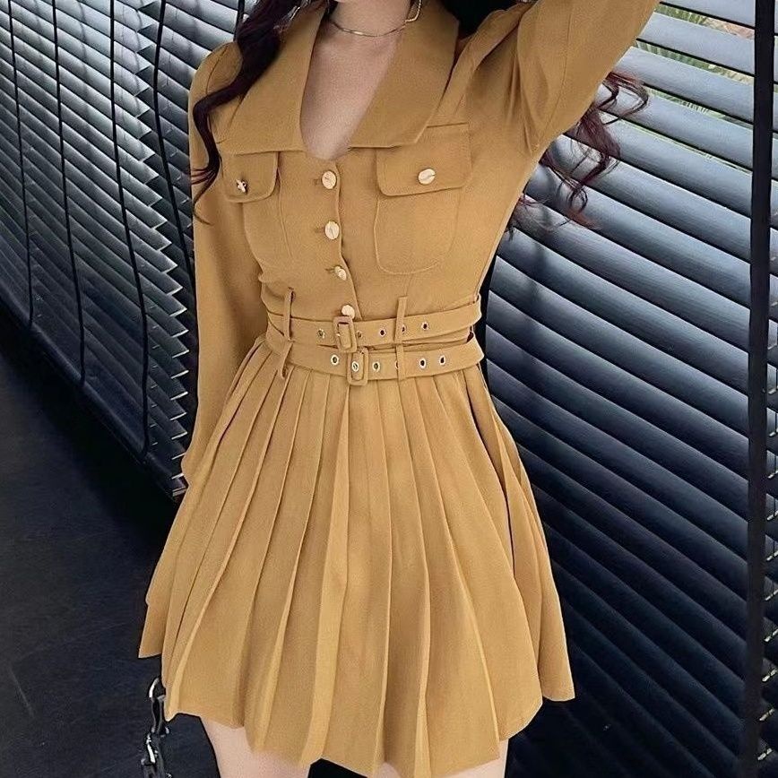 In the early autumn of 2022, the new royal sister Fan Yuan's temperament, high sense, long sleeves, waist pleated dress, female.