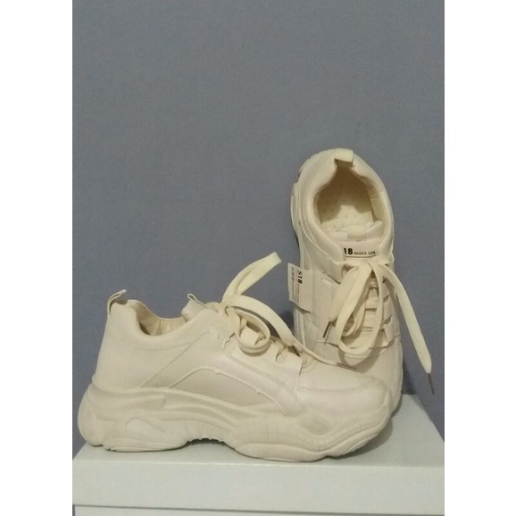 GÓC PASS ĐỒ* GIÀY THỂ THAO S18 MÀU KEM SIZE 39 ĐẾ MỀM ĐI ÊM CHÂN