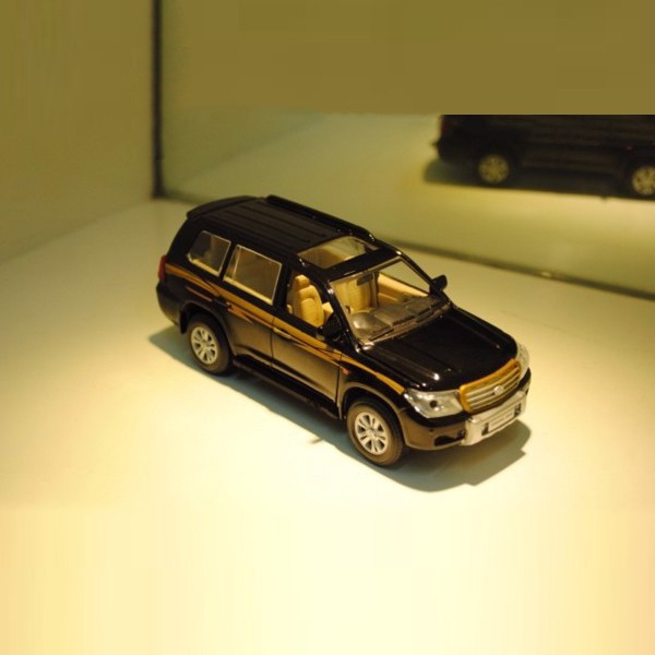 Mô hình xe Toyota Land Cruiser Black 1:32 Hotworks