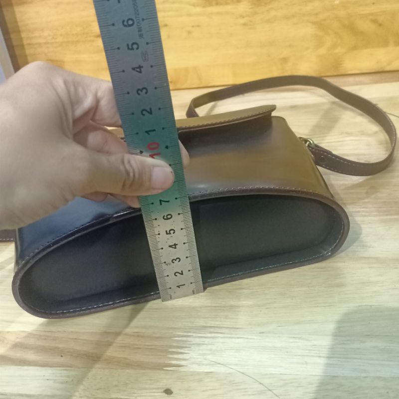 Túi đeo chéo da cứng phom hộp secondhand 040722