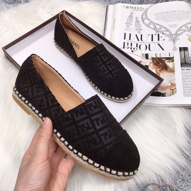 Giày slip on viền cói vân họa tiết khuy GG mạ đồng | BigBuy360 - bigbuy360.vn