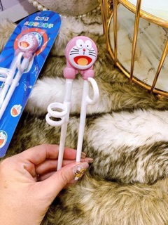 Đũa Tập Ăn Đoraemon Cho Bé