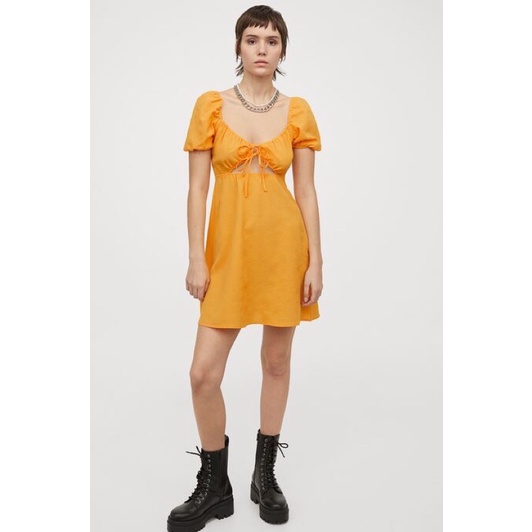 Váy đầm tay bồng khoét ngực H&M và mũ H&M cùng màu