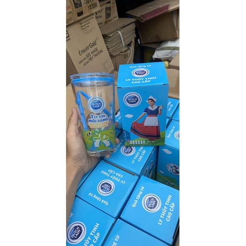 Ly thuỷ tinh có nắp kèm ống hút. Hàng KM sữa cô gái hà lan