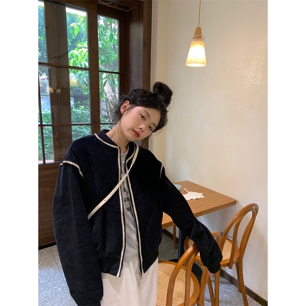 Áo khoác bomber nhung đen dáng ngắn phối hoạ tiết trắng cá tính Yannie