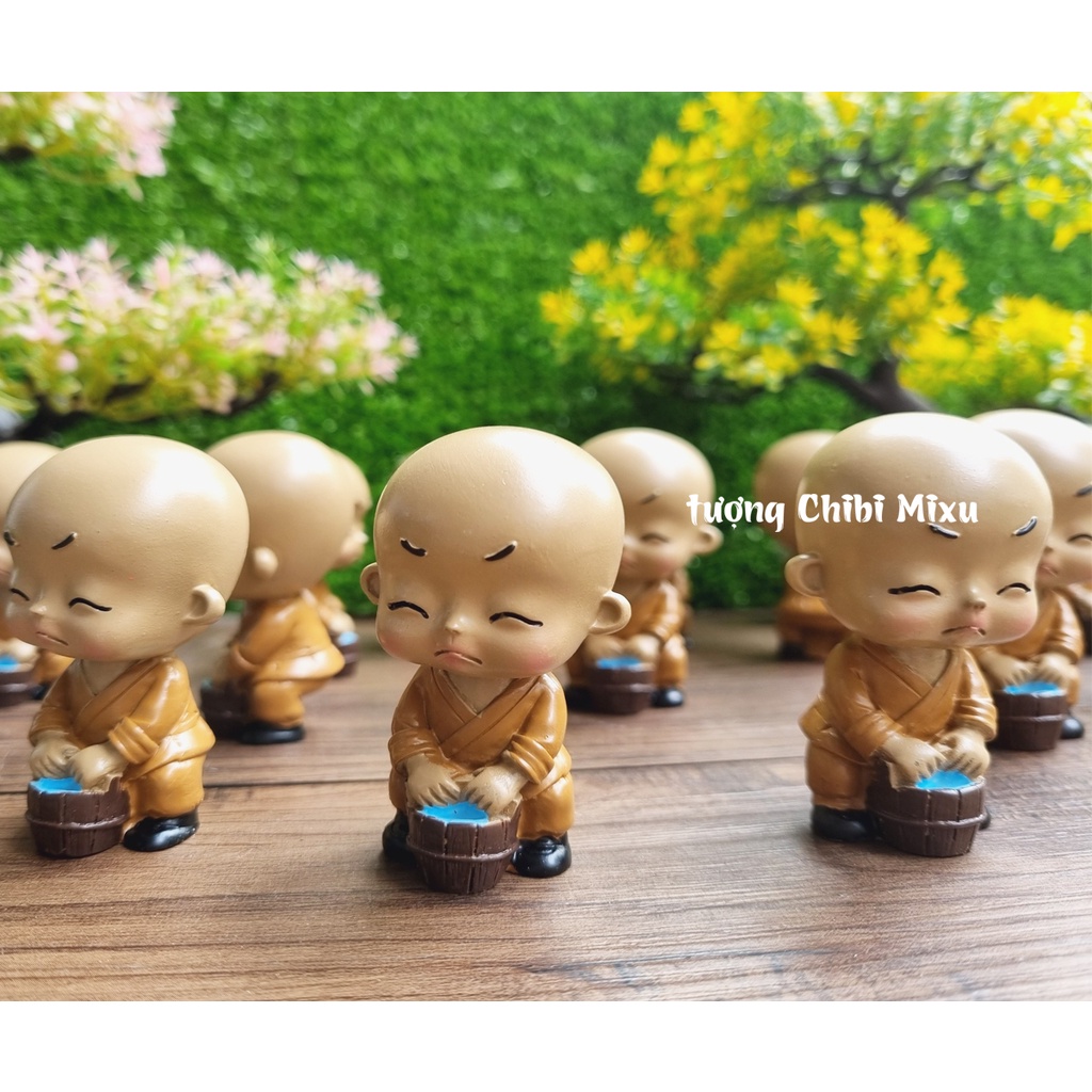 Tượng chú tiểu áo nâu nhí 7cm mẫu xách nước đáng yêu