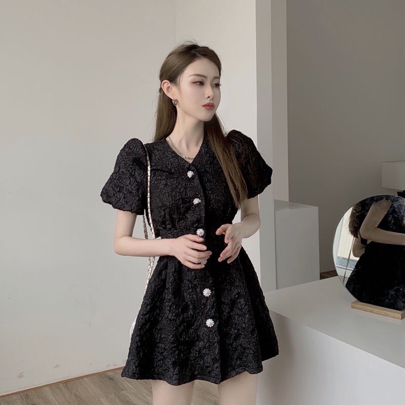 Váy hoa cổ v cúc ngọc dáng ngắn xoè hở lưng hoạ tiết dập nổi cực sang