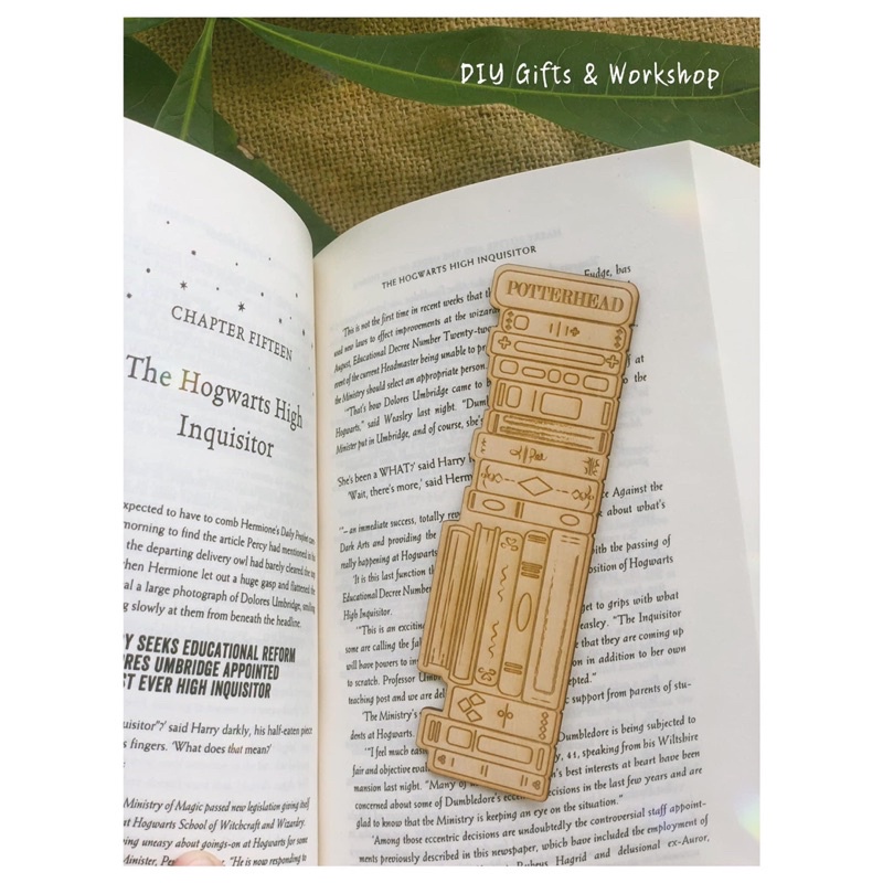 BOOKMARK GỖ KHẮC HARRY POTTER