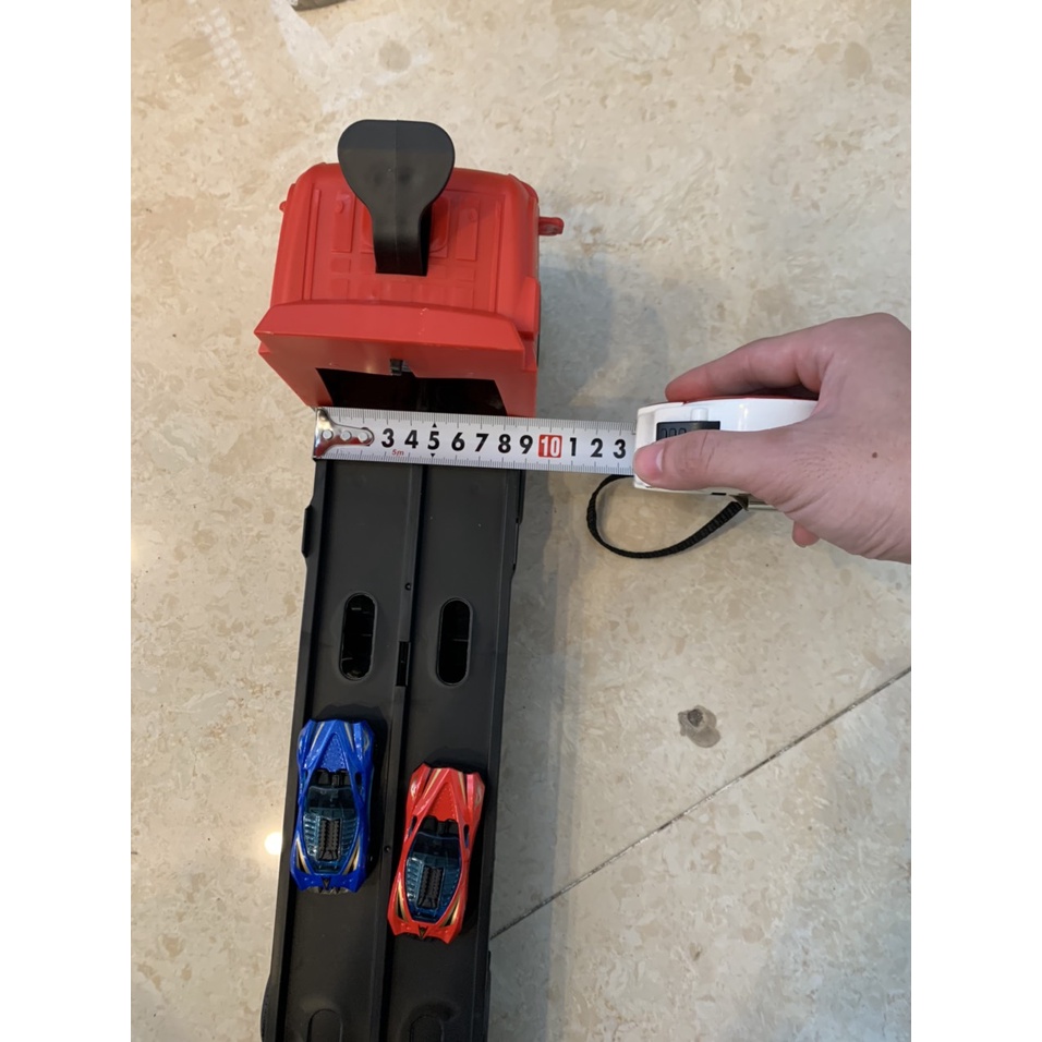 Bộ ô tô đồ chơi 3 tầng cho bé gồm 8 xe con và 1 xe to giúp bé thỏa sức sáng tạo tránh các thiết bị điện tử