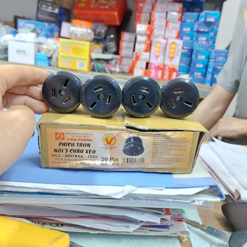 Phích cắm chuyển đổi 3 chấu chéo sang 2 chấu tiến thành