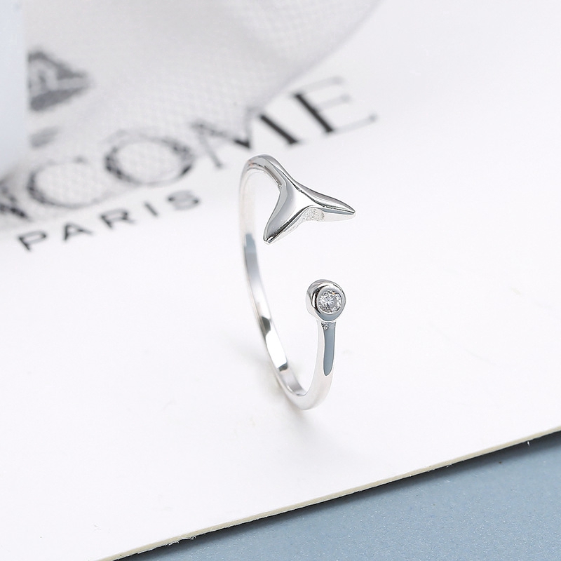 Nhẫn hở màu bạc hình dạng đuôi cá đính đá phù hợp làm quà thời trang cho nữ