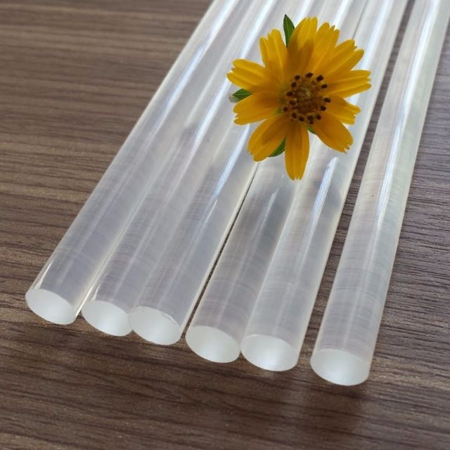 Một Cây Keo Nến Dài 25cm Dùng Cho Súng Nhỏ