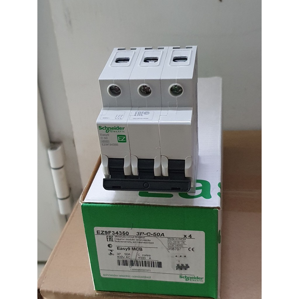 Cầu dao MCB Schneider EZ9F343(3P 50A, 63A 4.5kA)