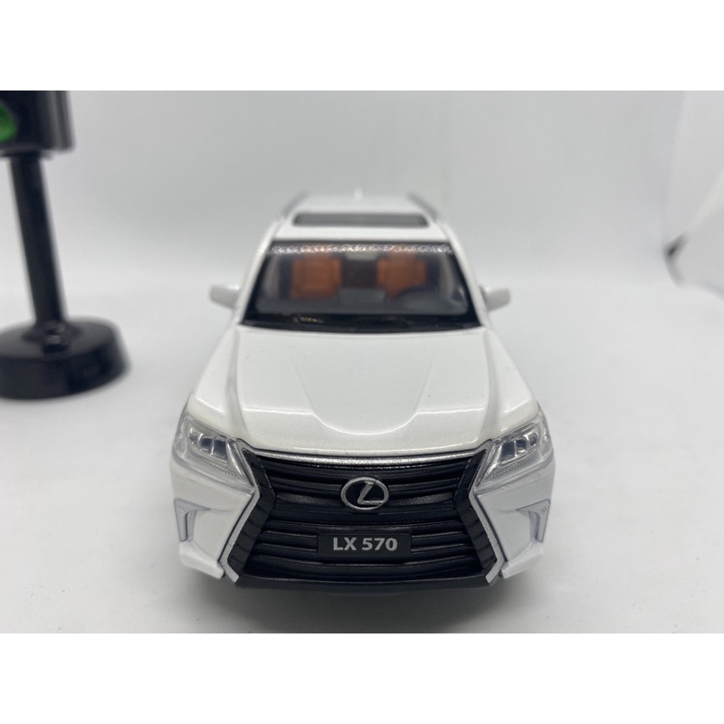Mô hình xe Lexus Lx570 SUV tỉ lệ 1:32 hãng JACKIEKIM màu trắng