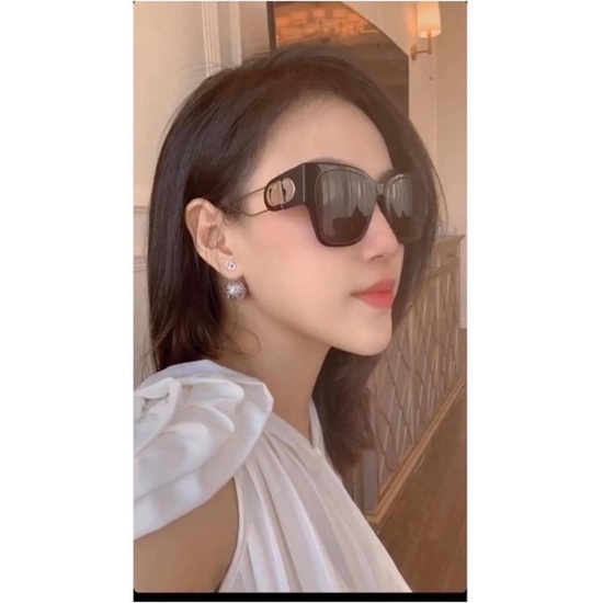 Khuyên tai hiệu đính ngọc sang chảnh