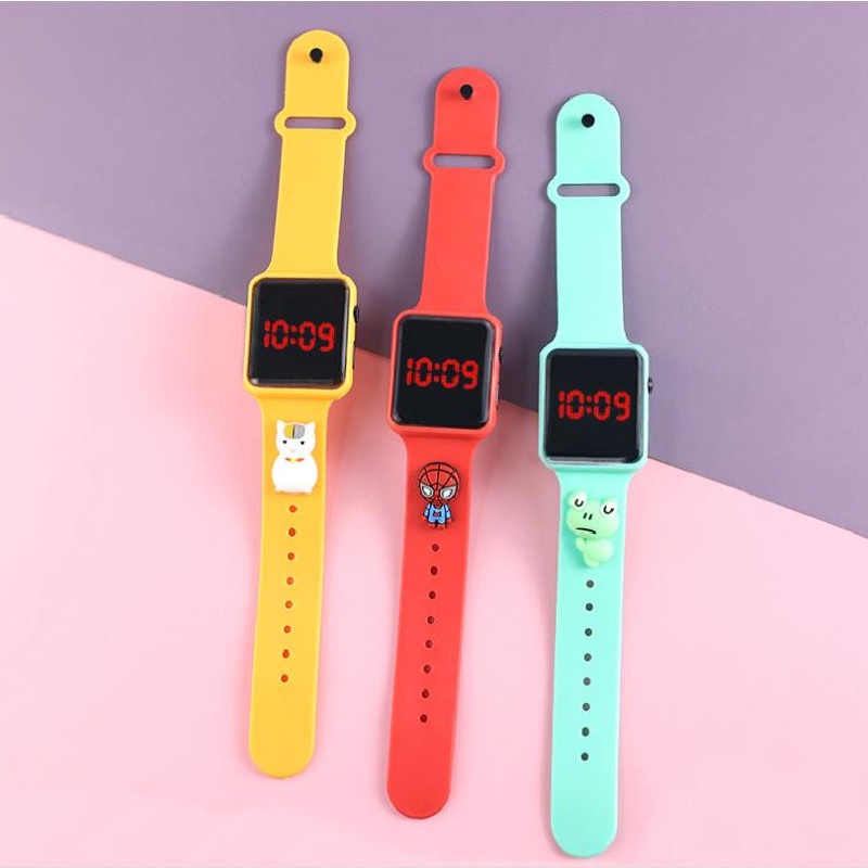 Đồng Hồ Đeo Tay Điện Tử Mặt Vuông Hình Búp Bê Hoạt Hình Có Đèn led Phát Sáng Thời Trang Thường Ngày Cho Bé