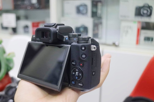 Máy ảnh Canon M5 cũ kèm lens 18-55 STM