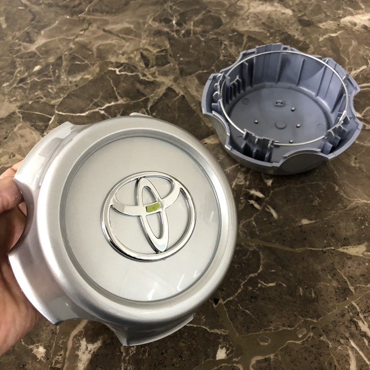 Logo chụp mâm, ốp lazang bánh sau xe ô tô Toyota Land Cruiser 1998-2002, mã hàng: TY-031