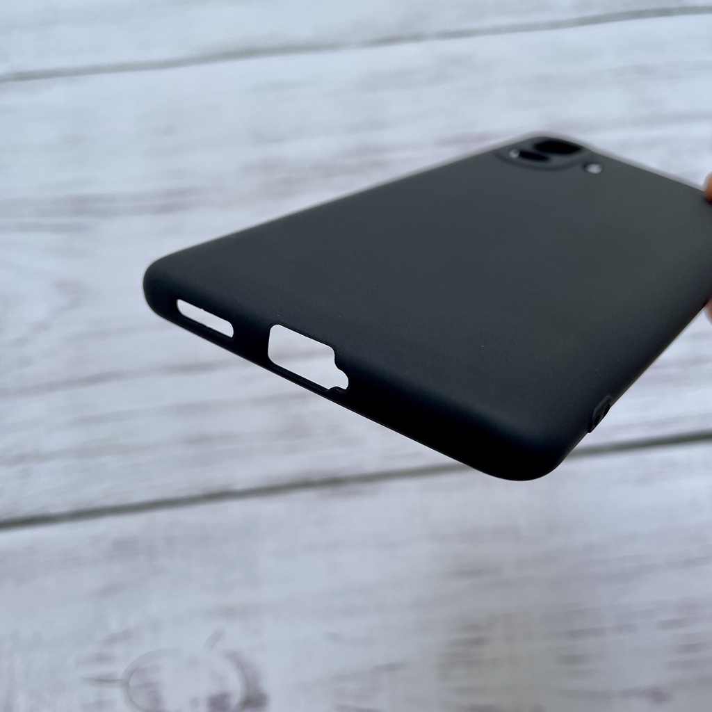 Ốp lưng silicon đen cho Xiaomi Redmi K40 Gaming không bám vân tay, có gờ bảo vệ camera.