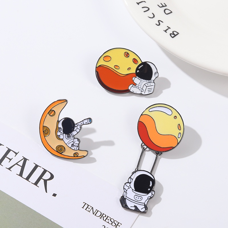 Ghim cài tráng men QIHE JEWELRY trang trí balo/quần áo hình phi hành gia và mặt trăng dành cho bạn nữ