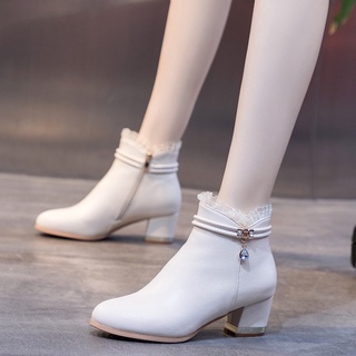 Giày bốt cao gót 5cm, boots cổ vừa cổ phối ren đính đá có khoá kéo 2 bên.