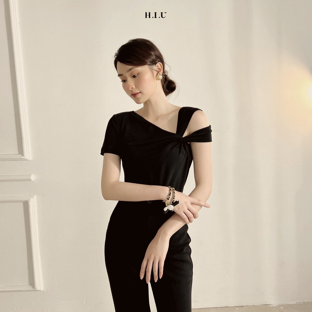 Áo thun nữ ngắn tay khoét vai Cut Out Black Top H.I.U Fashion , phông cách điệu thiết kế trendy HIU design